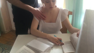 Отчим трахнул симпатичную падчерицу, чтобы отвлечь ее от уроков