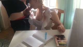Отчим трахнул симпатичную падчерицу, чтобы отвлечь ее от уроков