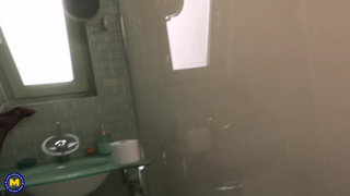 Муж трахает зрелую жену с обвисшими сиськами в ванной на полу