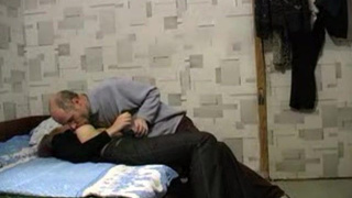 Худой отец трахает в рот молодую дочь с бантами на голове