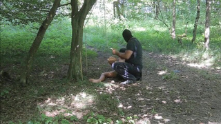Кобель в лесу распял замужнюю женщину кента на земле и жестко выпорол её тонкой палкой