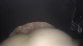 Темнокожий жарит молодуху в туалете ночного клуба и снимает это